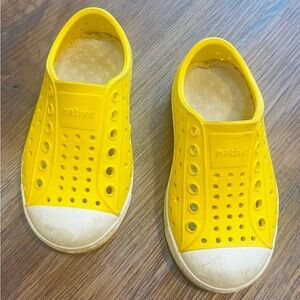 Native Toddler Jefferson Shoes in Crayon Yellow /Shell White Size C7